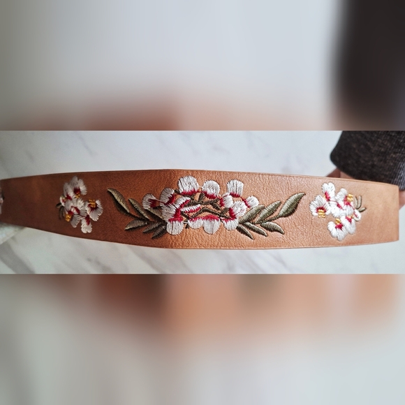 Beautiful Embroidered Camel Belt - Picture 2 of 4